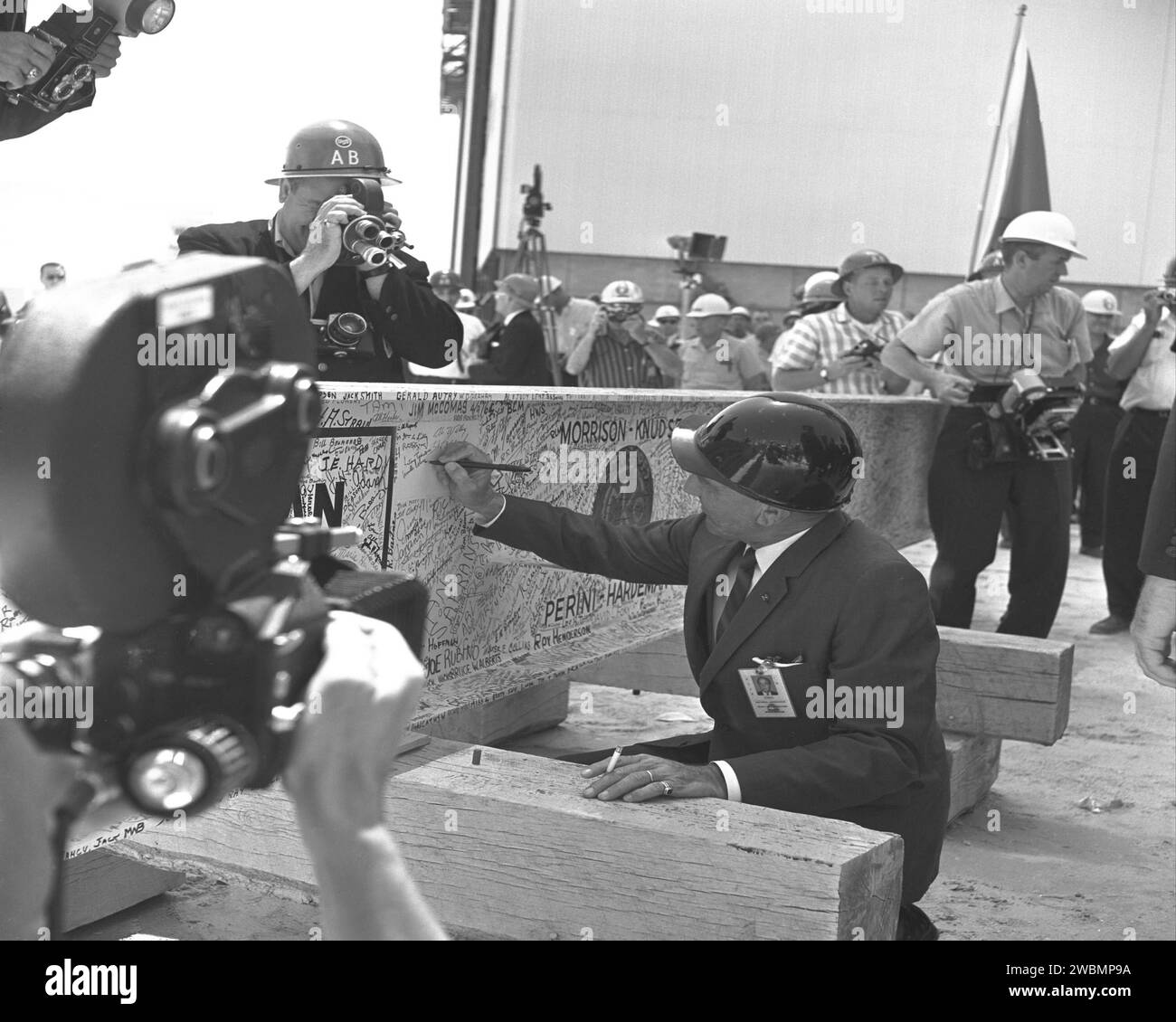 KENNEDY SPACE CENTER, FLA. - Il dottor Kurt Debus, primo direttore del Kennedy Space Center, aggiunge il suo nome alle migliaia di firme apposte sulla trave d'acciaio lunga 38 metri usata nelle cerimonie di "topping off" della VAB. Foto Stock