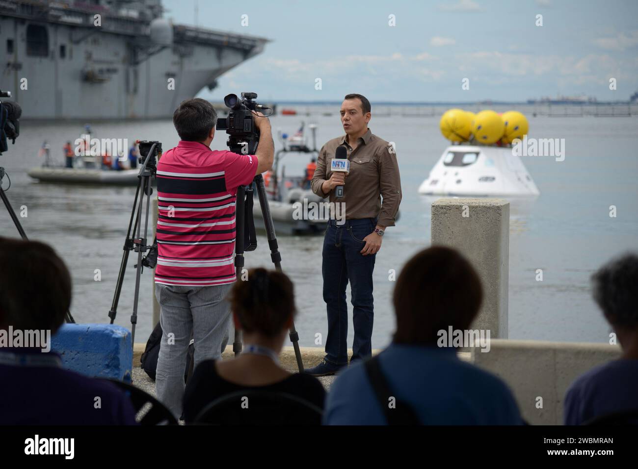 I media e i partecipanti sociali della NASA vedono le operazioni di recupero della Orion e visitano la USS Arlington alla base navale di Norfolk in Virginia il 15 agosto 2013. Parte del trasferimento batch dell'immagine da Flickr. Foto Stock