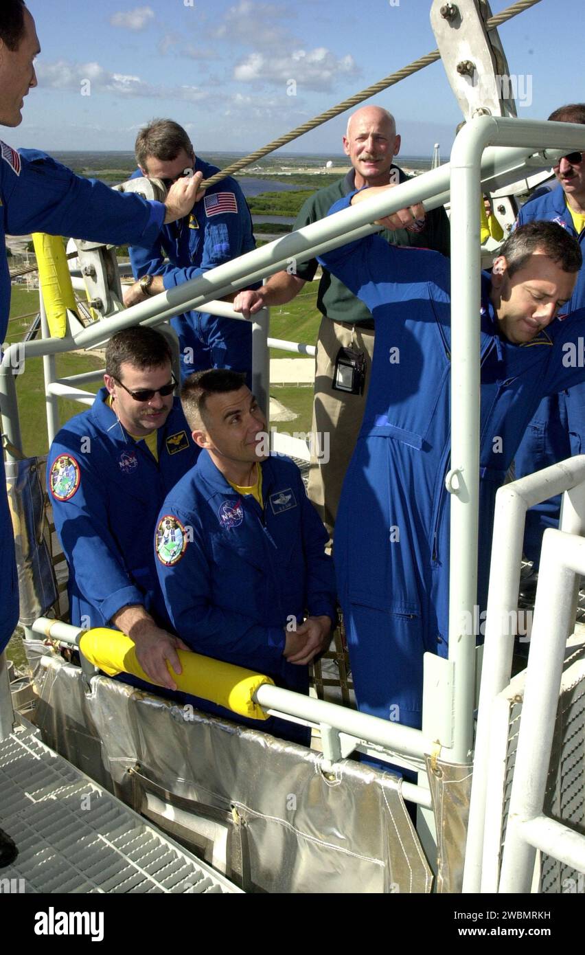 KENNEDY SPACE CENTER, FLA. -- sul Launch Pad 39A, l'equipaggio STS-109 partecipa all'addestramento Slidewire basket  Emergency Escress al livello di 195 piedi. Nel cesto ci sono (da sinistra a destra) il comandante Scott Altman, il pilota Duane Carey e lo specialista della missione Michael Massimino. Fuori dal cesto, a sinistra, c'è lo specialista di missione James Newman. Dall'altra parte ci sono (da sinistra a destra) lo specialista della missione Richard Linnehan, l'addestratore e lo specialista della missione John Grunsfeld. Non si vede la Mission Specialist Nancy Currie. Il corso fa parte delle attività di prova dimostrativa del conto alla rovescia dei terminali che includono una simulazione Foto Stock
