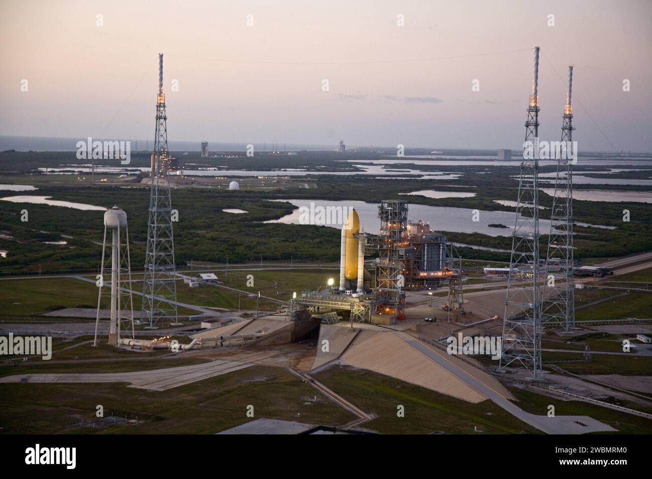 CAPE CANAVERAL, Ban. – Sul Launch Pad 39B al Kennedy Space Center della NASA in Florida, lo Space Shuttle Endeavour si è Unito allo Space Shuttle Atlantis sul Launch Pad 39A. Sullo sfondo c'è l'Oceano Atlantico. Questa è probabilmente l'ultima volta che due navette saranno su piattaforme di lancio contemporaneamente con la flotta di Space Shuttle prevista per il ritiro nel 2010. L'Endeavour sarà preparata sul pad per il decollo nell'improbabile eventualità che sia necessaria una missione di salvataggio a seguito del lancio dello Space Shuttle Atlantis sulla missione STS-125 per servire il telescopio spaziale Hubble della NASA. Dopo che Atlantide e' stata autorizzata ad atterrare, Endeav Foto Stock