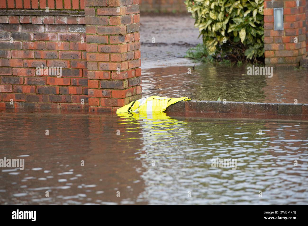 Wraysbury, Regno Unito. 11 gennaio 2024. È stata una settimana difficile per alcuni residenti a Wraysbury, nel Berkshire, dopo che il Tamigi ha fatto scoppiare le sue rive e ha allagato i giardini e le proprietà nelle vicinanze. I livelli dell'acqua stanno ora diminuendo, ma ci saranno alcuni costi di pulizia costosi per alcune persone dopo i danni causati dalle inondazioni. I residenti continuano a chiedere che venga costruito un piano di attenuazione delle inondazioni per proteggere Wraysbury. Credito: Maureen McLean/Alamy Foto Stock