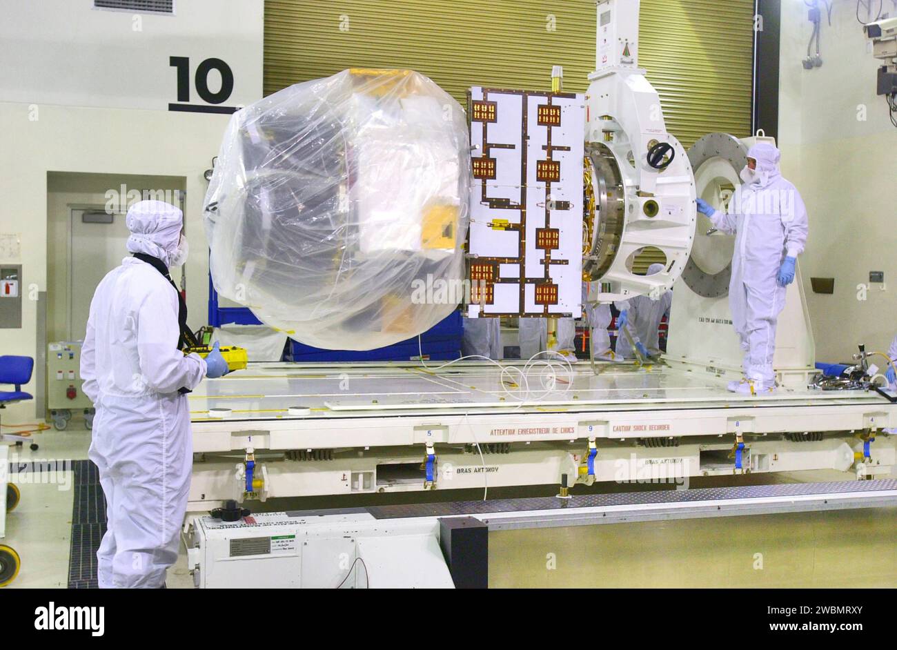 KENNEDY SPACE CENTER, FLA. - All'interno dell'Astrotech Payload Processing Facility, presso la Vandenberg Air Force base in California, i lavoratori si preparano a collegare attrezzature che consentano il sollevamento verticale della sonda Cloud-aerosol Lidar e Infrared Pathfinder satellite Observation (CALIPSO) e il trasferimento su un banco di lavoro. Sarà sottoposto a controlli sullo stato di salute e a test delle apparecchiature di supporto elettrico a terra. CALIPSO volerà in combinazione con il satellite CloudSat per fornire prospettive 3D mai viste prima d'ora su come nuvole e aerosol si formano, evolvono e influenzano il clima e il clima. CALI Foto Stock