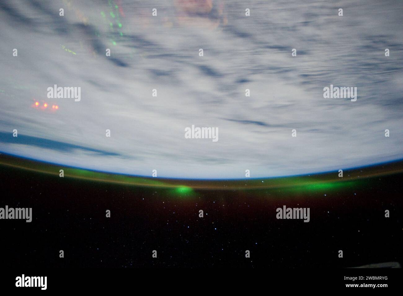 Gli astronauti a bordo della ISS catturarono Airblow e Aurora Australis sopra l'orizzonte terrestre il 16 luglio 2011. Il bagliore d'aria è la luce prodotta dall'ossigeno atomico a circa 100 km di altitudine, mentre l'aurora è il risultato di interazioni tra particelle cariche. Foto Stock