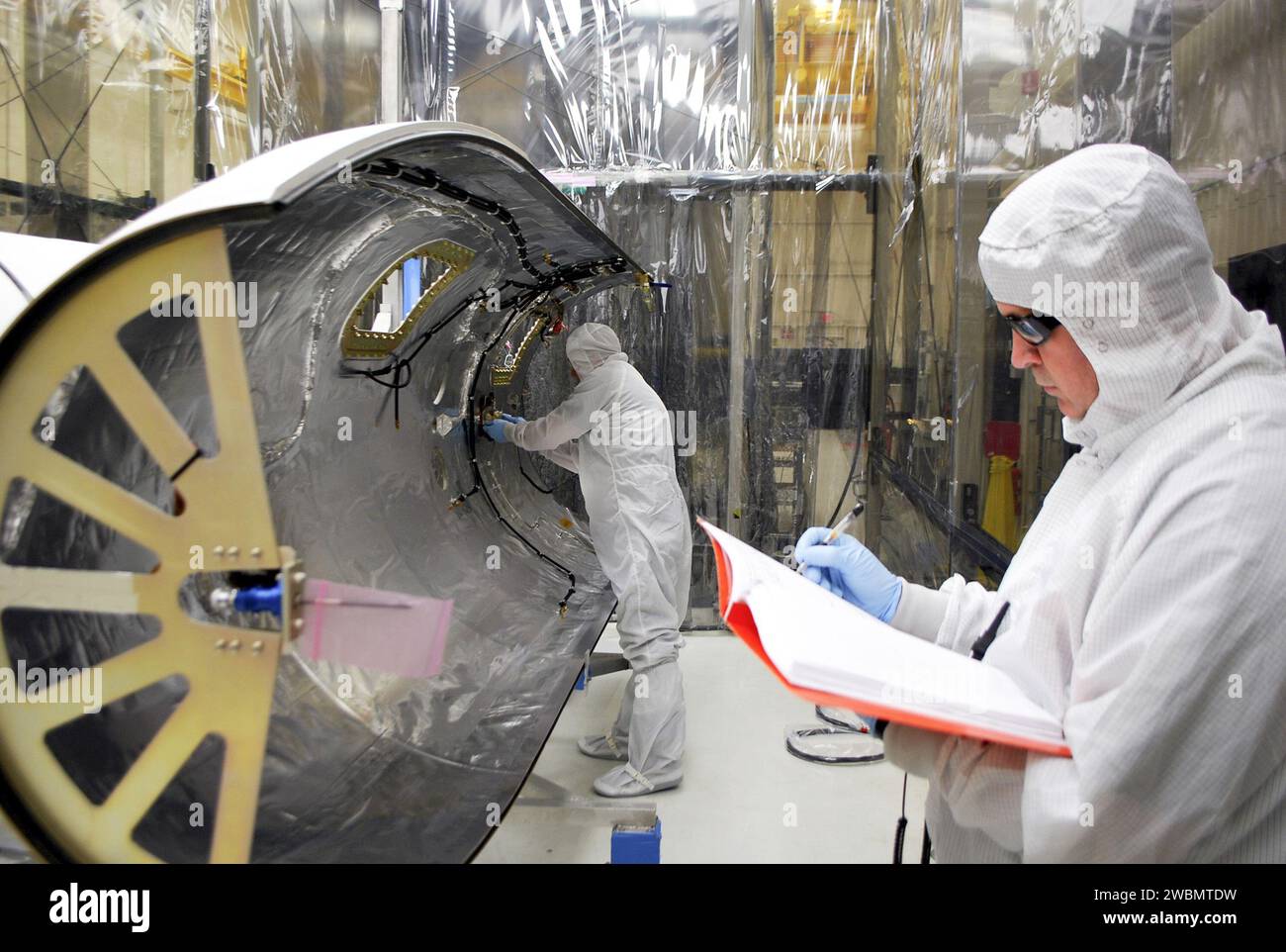 VANDENBERG AFB, California – I tecnici lavorano sulla carenatura del carico utile che proteggerà la navicella spaziale IRIS della NASA durante il lancio a bordo di un razzo Orbital Sciences Pegasus XL. Il satellite IRIS (Interface Region Imaging Spectrograph) della NASA migliorerà la nostra comprensione di come il calore e l’energia si muovono attraverso i livelli più profondi dell’atmosfera solare, aumentando così la nostra capacità di prevedere il tempo spaziale. Il giorno del lancio, il dispiegamento del Pegasus dal velivolo portaerei L-1011 di Orbital avverrà in una posizione sopra l'Oceano Pacifico a circa 100 miglia a nord-ovest di Vandenberg al largo della costa centrale di Califor Foto Stock