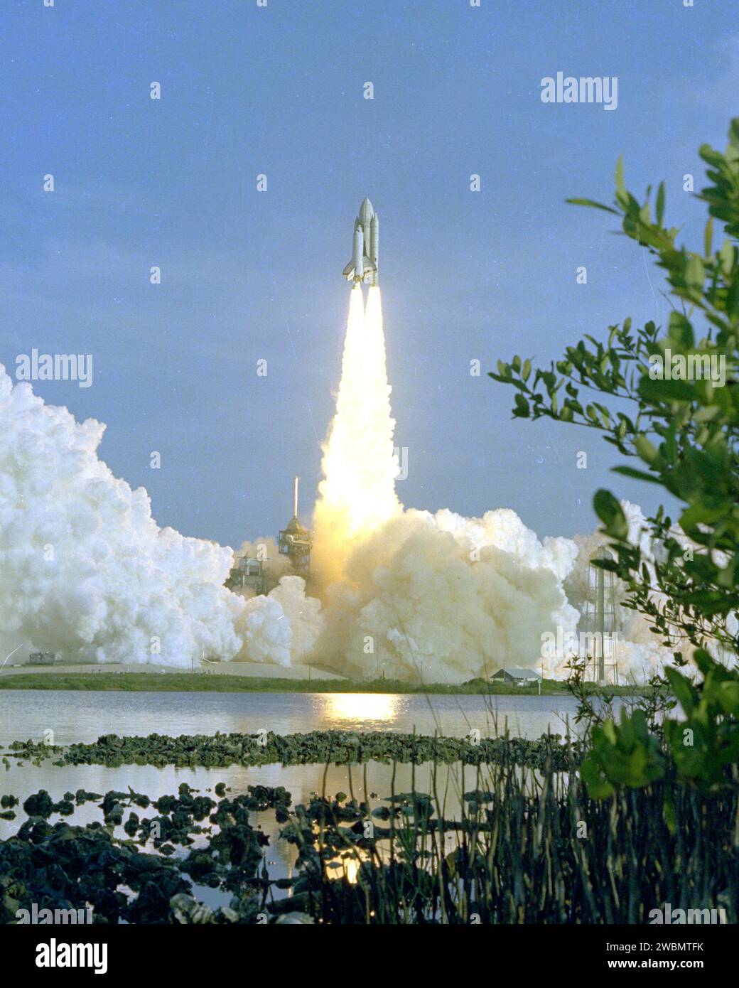 KENNEDY SPACE CENTER, FLA. - Lo Space Shuttle Columbia sorge dal Pad 39A pochi secondi dopo le 7 del mattino del 12 aprile 1981 - l'alba di una nuova era in volo spaziale. A bordo, gli astronauti John Young e Bob Crippen viaggiano verso l'orbita dopo il successo del decollo della prima missione dello Space Shuttle. I piani di missione prevedono che il Columbia rimanga in orbita per circa 54 ore, durante le quali gli astronauti Young e Criipen eseguiranno una serie di attività di checkout progettate per testare i sistemi dello Space Shuttle nello spazio per la prima volta. Il Columbia dovrebbe planare verso un atterraggio simile a un aereo a Edwards Foto Stock