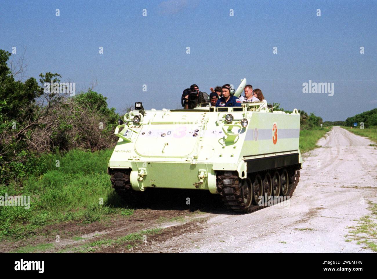 L'equipaggio della Expedition Three conduce un addestramento di emergenza per l'uscita di emergenza utilizzando un vettore corazzato M-113 al Kennedy Space Center. La STS-105 trasporterà l'equipaggio della Expedition Three, i carichi utili e gli esperimenti alla ISS a bordo della Discovery. L'equipaggio della Expedition Two tornerà sulla Terra. Il lancio è previsto non prima del 9 agosto 2001. Foto Stock