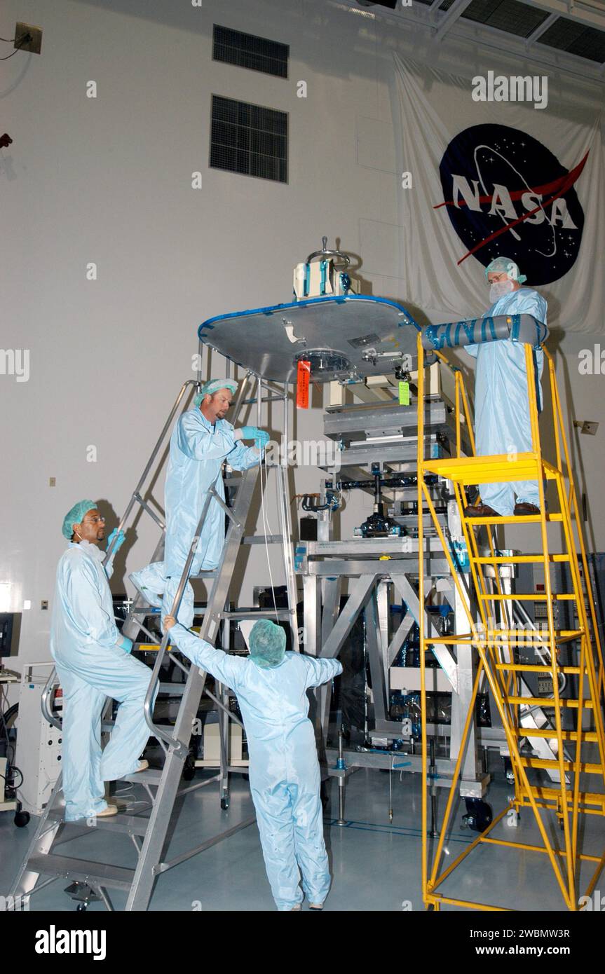 KENNEDY SPACE CENTER, FLA. - Nella stazione spaziale, i lavoratori si preparano a spostare uno dei portelli dal modulo Node-2 a un container di spedizione. I portelli sono stati rimossi in preparazione per la spedizione al Marshall Space Flight Center, Ala., per la certificazione di riequilibrio. Il Node-2 verrà lanciato nella missione 10A, STS-120, verso la stazione spaziale Internazionale (ISS), attualmente prevista per l'autunno 2006. L'installazione del Node-2 sulla ISS significherà il completamento della fase di assemblaggio negli Stati Uniti e aumenterà lo spazio abitativo e di lavoro all'interno della stazione a circa 18,00 Foto Stock