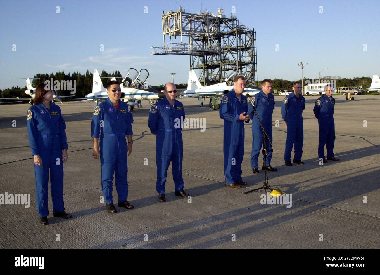 KENNEDY SPACE CENTER, BAN. -- sul piazzale del parcheggio al KSC's Shuttle Landing Facility, gli equipaggi STS-108 e Expedition 4 si fermano dopo il loro arrivo per salutare i media. In piedi, da sinistra a destra, ci sono gli specialisti della missione Linda A. Godwin e Daniel M. Tani, il pilota Mark E. Kelly e il comandante Dominic L. Gorie; il comandante della Expedition 4 Yuri Onufrienko e i membri dell'equipaggio Carl E. Walz e Daniel W. Bursch. Le priorità principali per la missione STS-108 (UF-1) di Endeavour sono la rotazione degli equipaggi della stazione spaziale Internazionale Expedition Three e della Expedition Four, che portano acqua, attrezzature e rifornimenti alla stazione Foto Stock