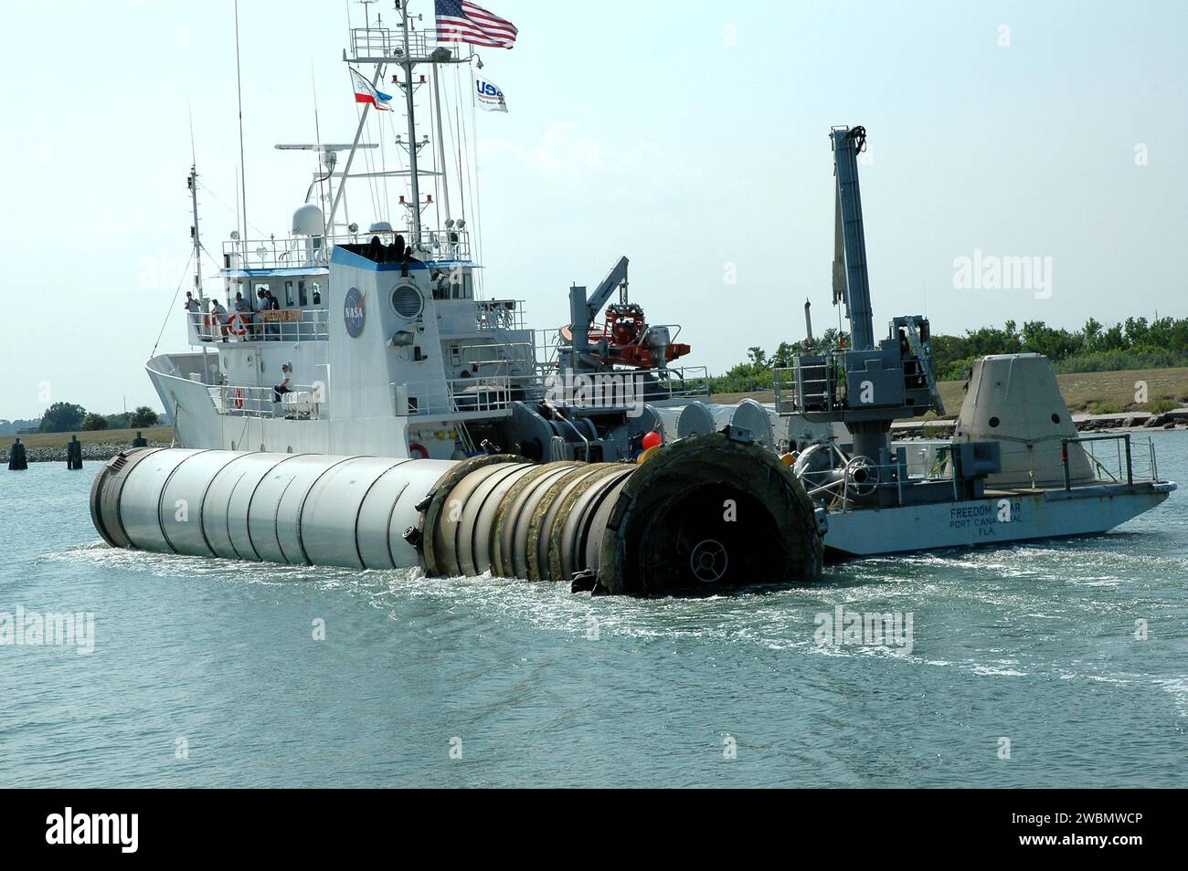 I dipendenti del Kennedy Space Center sulla nave di recupero del razzo solido Freedom Star restituiscono un SRB speso dalla STS-114 alla Hangar AF alla Cape Canaveral Air Force Station. Gli SRB, con un peso di circa 165.000 libbre, scagliano a 2 minuti, 7 secondi in volo e precipitano a 62 mph. Vengono recuperati da imbarcazioni di recupero, scaricati mediante gru a cavalletto e riutilizzati per i futuri voli Shuttle. Foto Stock