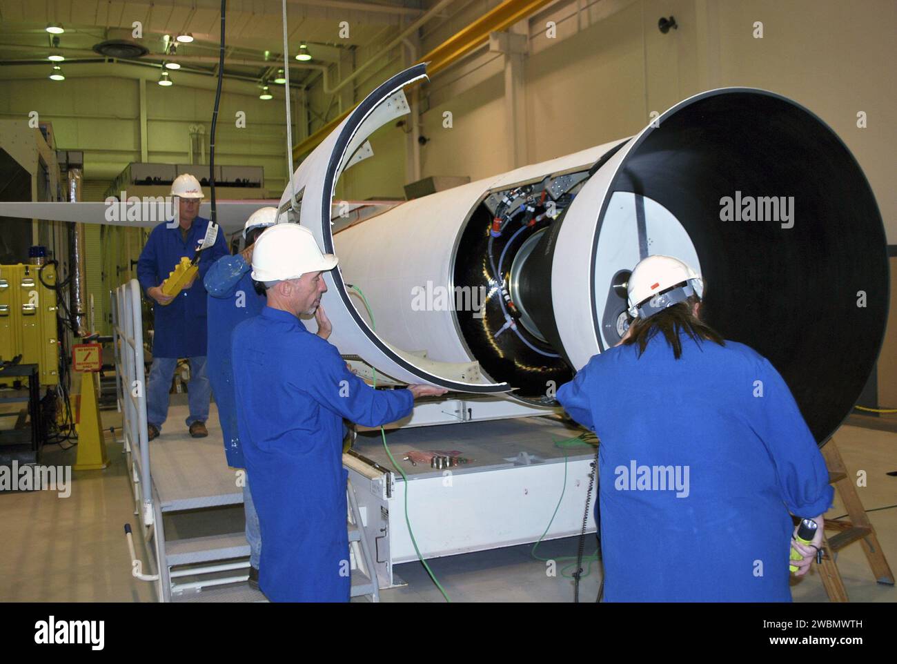 I tecnici della Vandenberg Air Force base installano la gonna di poppa sul primo stadio del razzo Pegasus XL. Il razzo trasporterà il telescopio a raggi X NuSTAR ad alta energia. Dopo l'assemblaggio, il razzo e la navicella spaziale vengono trasportati con un aereo L-1011 al Reagan test Site presso l'atollo di Kwajalein per il lancio. NuStar esplorerà i buchi neri, mapperà gli elementi radioattivi nei resti di supernova e studierà i raggi cosmici e la fisica estrema vicino alle stelle collassate. Foto Stock