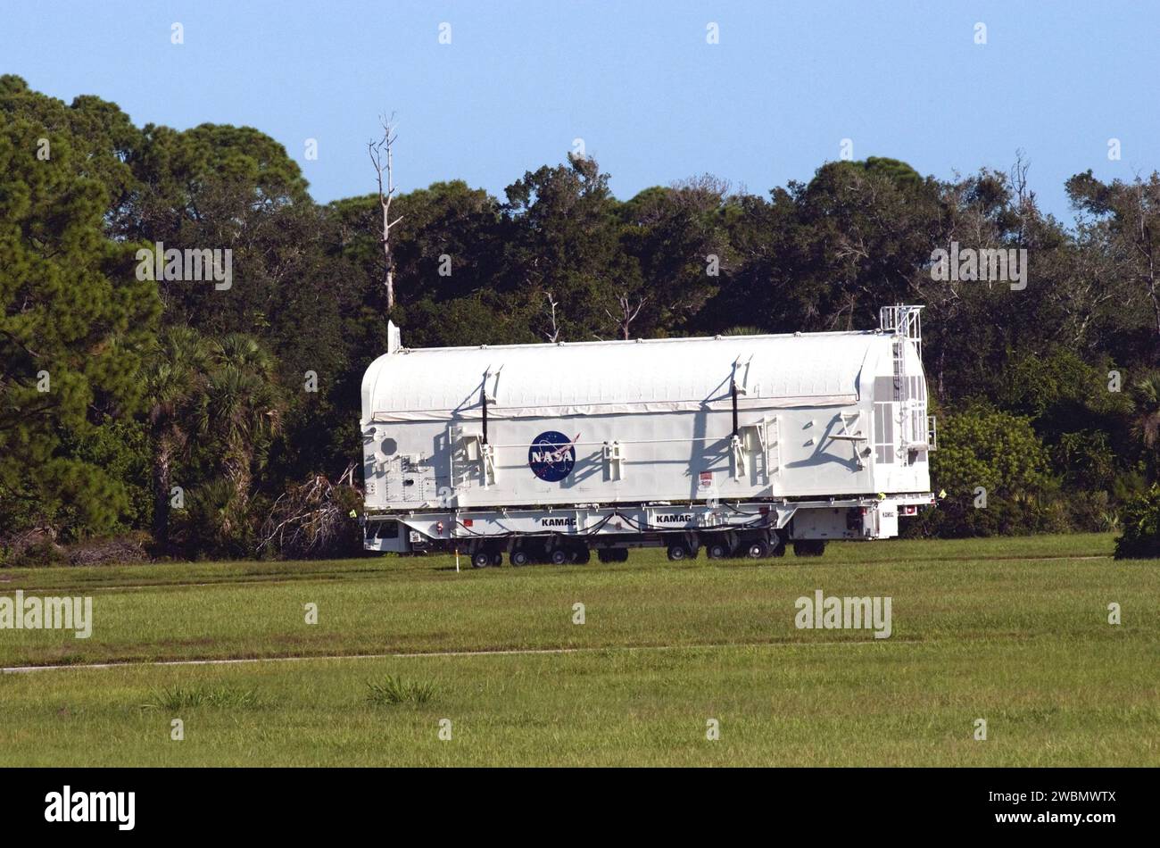 CAPE CANAVERAL, Ban. -- al Kennedy Space Center della NASA in Florida, il payload canister #1 viaggia a una lenta e costante 5 km/h dalla Canister Rotation Facility alla Reusage, Recycling and Marketing Facility su Ransom Road. I due contenitori di carico utile utilizzati per trasportare i carichi utili dello Space Shuttle alla piattaforma di lancio per l'installazione nelle aree di carico delle navette sono in fase di disattivazione a seguito della fine del programma Space Shuttle. Ogni tanica pesa 110.000 libbre ed è lunga 65 piedi, larga 22 piedi e alta 18 piedi. I contenitori sono stati preproiettati attraverso il quartier generale della NASA come possibile arte Foto Stock