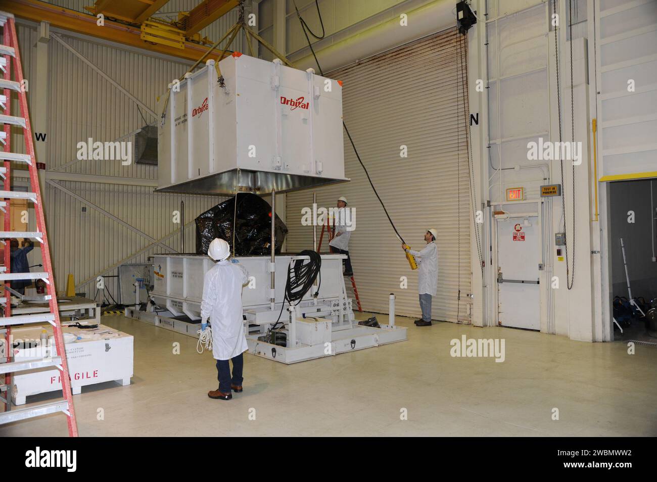 Alla Vandenberg Air Force base in California, i lavoratori hanno rimosso la metà superiore del container dalla navicella NuSTAR della NASA nell'impianto di elaborazione 1555 il 27 gennaio 2012. NuStar è arrivato da Orbital Sciences a Dulles, Virginia, e sarà trasferito all'hangar, integrato con il razzo Pegasus XL, e successivamente volato per il lancio all'atollo di Kwajalein. Foto Stock