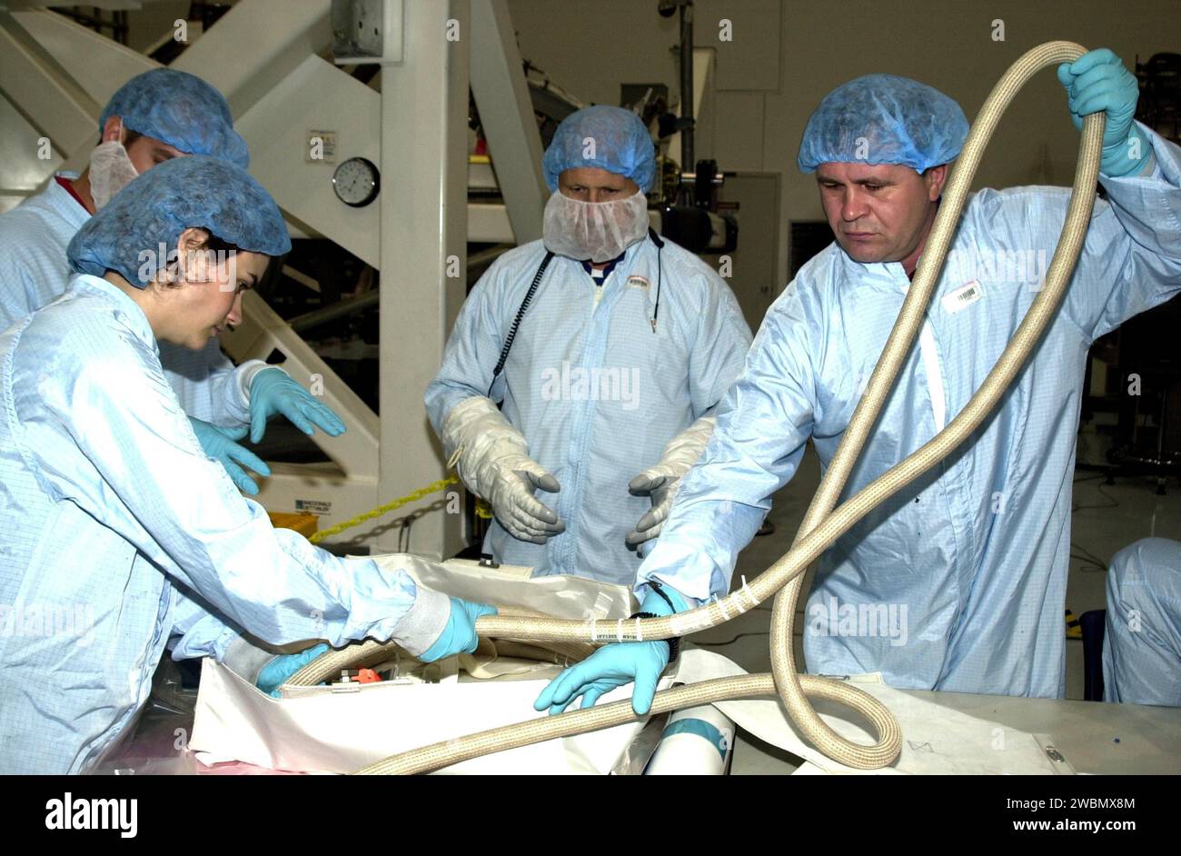 KENNEDY SPACE CENTER, FLA. -- i membri dell'equipaggio della Expedition 6 esercitano l'uso di attrezzature che manterranno durante la loro residenza sulla stazione spaziale Internazionale. Al centro della foto c'è il comandante Ken Bowersox; tenendo il tubo flessibile c'è il membro dell'equipaggio Nikolai Budarin. Donald Thomas è il terzo membro dell'equipaggio. La Expedition 6 è collegata alla missione STS-113, il cui lancio è previsto per settembre 2002. Foto Stock