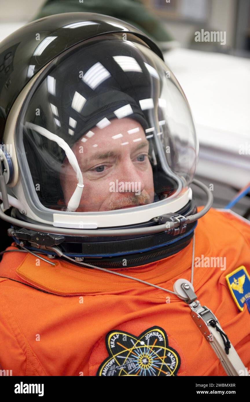 Il comandante della STS-134 Mark Kelly ha controllato la sua tuta di lancio e di entrata e il cappuccio per le comunicazioni al Kennedy Space Center durante una simulazione di conto alla rovescia. L'equipaggio guiderà l'Astrovan per esercitarsi nelle procedure di lancio prima della missione finale dell'Endeavour, che include il vettore Express Logistics Carrier-3, lo spettrometro magnetico Alpha-2, i serbatoi di gas, i pezzi di ricambio Dextre e gli scudi micrometeoroidi alla stazione spaziale Internazionale. Foto Stock
