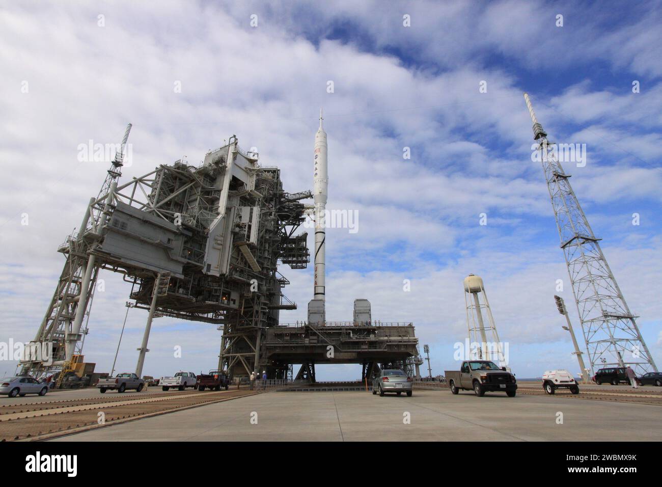 Il razzo Ares i-X alto 327 metri al Launch Pad 39B, Kennedy Space Center, è pronto per un test di volo con struttura di servizio rotante retratta, torri faro da 600 piedi, piattaforme di accesso e sistemi di controllo ambientale come parte del programma Constellation. Foto Stock