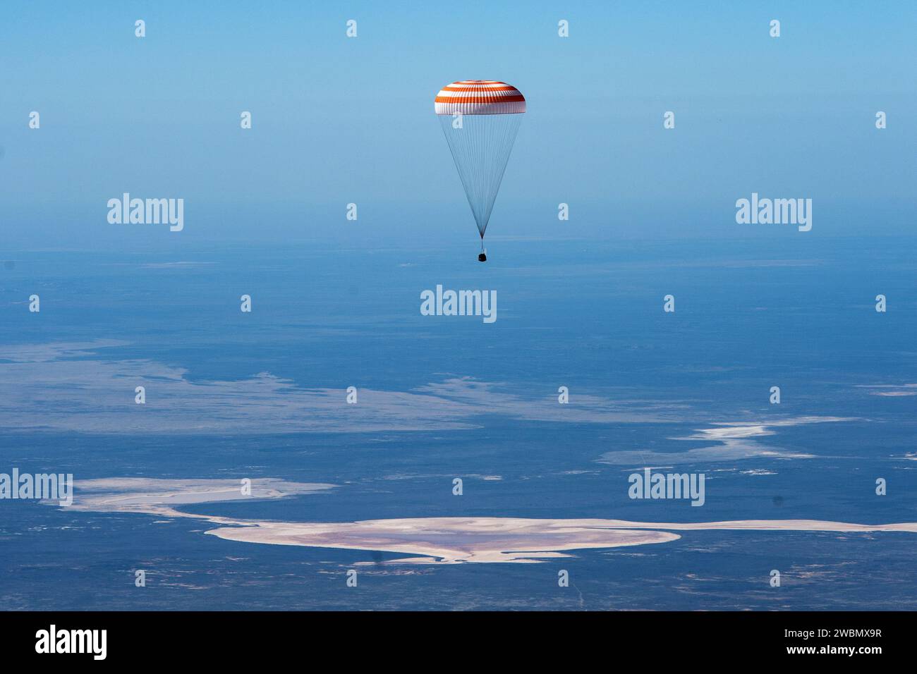 La navicella Soyuz MS-15 è vista mentre atterra in un'area remota vicino alla città di Zhezkazgan, Kazakistan, con i membri dell'equipaggio della Expedition 62 Jessica Meir e Drew Morgan della NASA, e Oleg Skripochka di Roscosmos, venerdì 17 aprile 2020. Meir e Skripochka tornarono dopo 205 giorni nello spazio, e Morgan dopo 272 giorni nello spazio. Tutti e tre servirono come membri dell'equipaggio della Expedition 60-61-62 a bordo della stazione spaziale Internazionale. Foto Stock