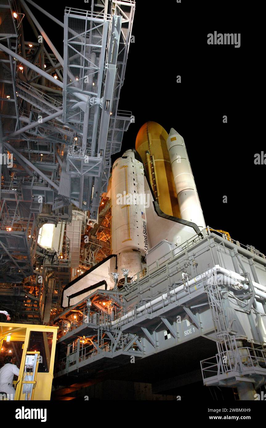 KENNEDY SPACE CENTER, FLA. -- la struttura Rotating Service è stata ritirata dalla zona intorno allo Space Shuttle Discovery al Launch Pad 39B per un test di carico del propellente del carro esterno (ET) della Discovery il 14 aprile. Durante il test, il serbatoio sarà riempito fino a livelli di lancio con propellenti di idrogeno e ossigeno ultra-freddi, noti come "criogenici". Il test è stato progettato per valutare le prestazioni di serbatoi, orbiter, Solid Rocket Boosters e sistemi a terra sotto il pieno "carico criogenico". Durante i test, i tecnici osserveranno l'efficacia delle principali modifiche di sicurezza apportate al serbatoio esterno. Retu della NASA Foto Stock