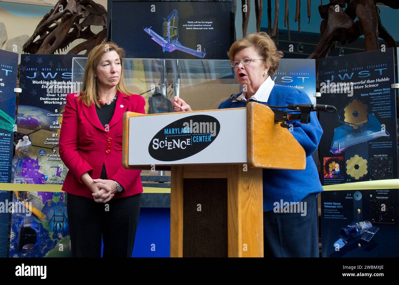 La senatrice statunitense Barbara Mikulski (D-MD.), giusto, risponde alla domanda di un giornalista, mentre il vice amministratore della NASA Lori Garver guarda al Maryland Science Center, mercoledì 26 ottobre 2011 a Baltimora. Un modello a grandezza naturale del James Webb Space Telescope è in mostra all'MSC fino al 26 ottobre come parte della recente conferenza annuale dell'Association of Science-Technology Centers (ASTC) tenutasi di recente a Baltimora. Foto Stock