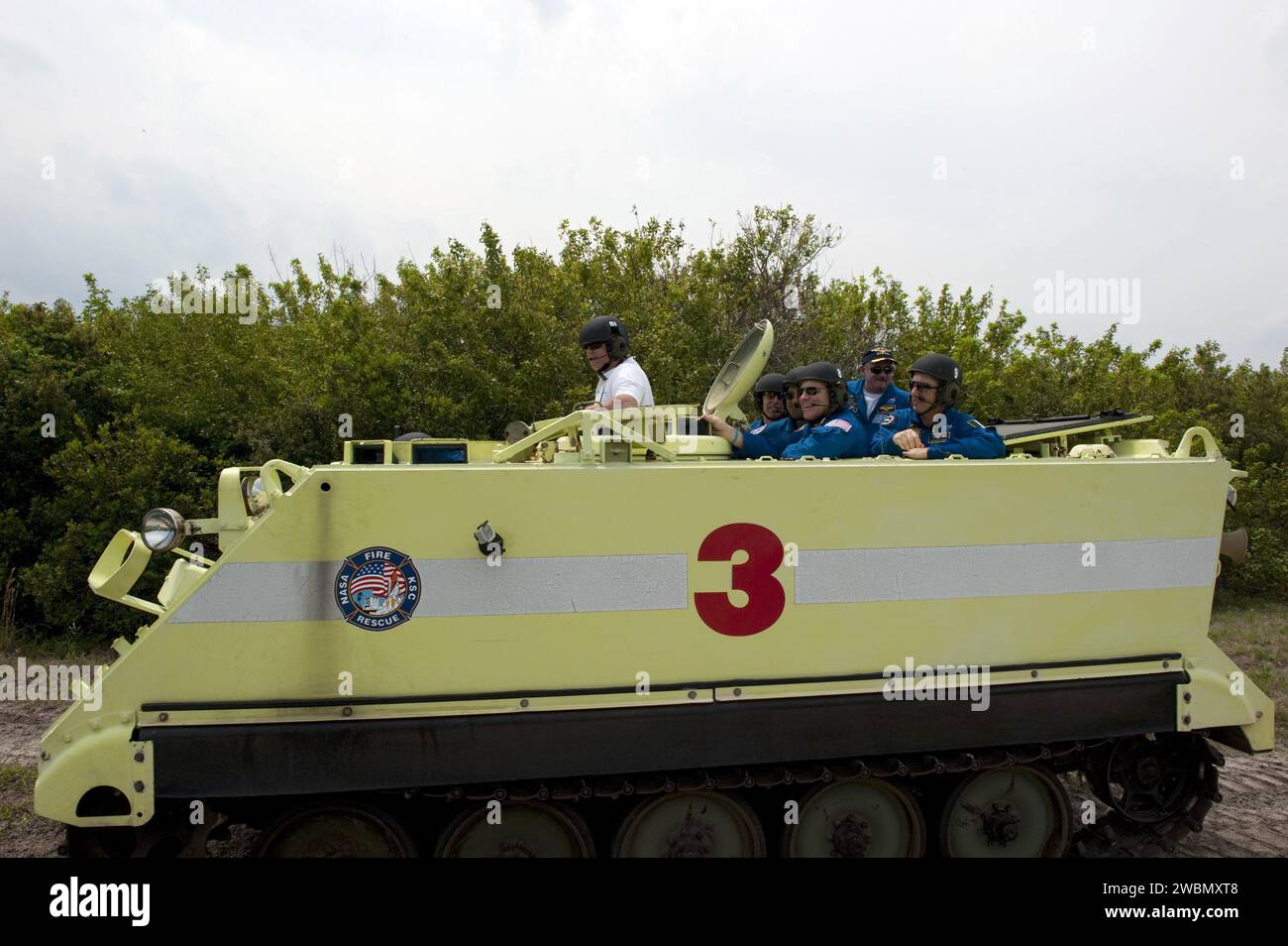L'equipaggio della STS-134 si è addestrato nell'operazione M113 del personale corazzato presso il Kennedy Space Center prima dell'ultima missione della Endeavour, consegnando all'ISS Express Logistics Carrier-3, Alpha Magnetic Spectrometer-2, serbatoio del gas, pezzi di ricambio Dextre e scudi per detriti. Foto Stock