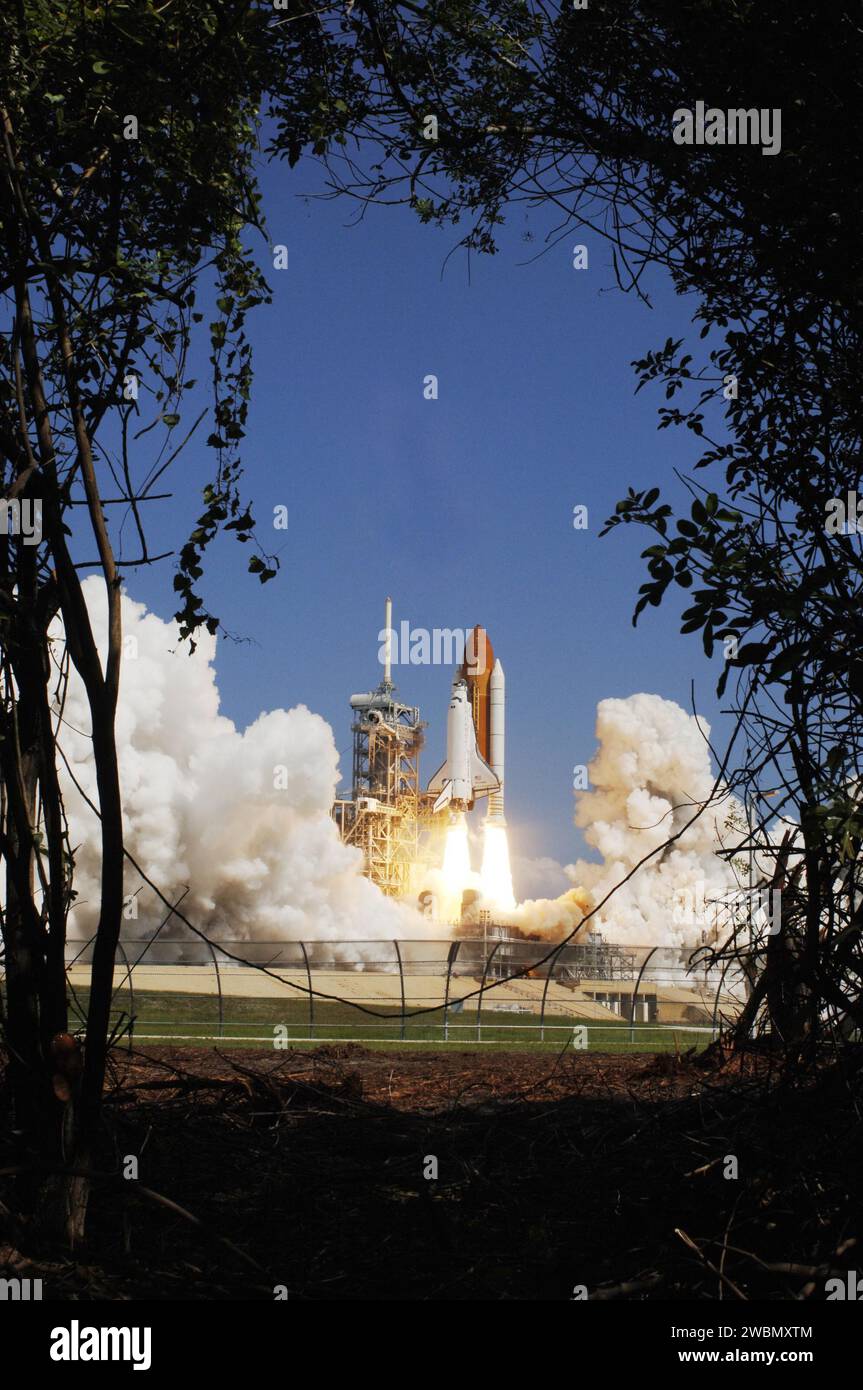 Lo Space Shuttle Discovery è uscito dalla piattaforma di lancio 39B alle 10:39 del mattino EDT sulla STS-114, una missione di 12 giorni di ritorno al volo sulla ISS. L'equipaggio ispezionerà i pannelli RCC e le tessere TPS utilizzando il sistema sensore del braccio Orbiter, eseguirà le riparazioni della passerella spaziale e installerà la piattaforma di stivaggio esterna-2 e un giroscopio Control Moment di ricambio. Foto Stock