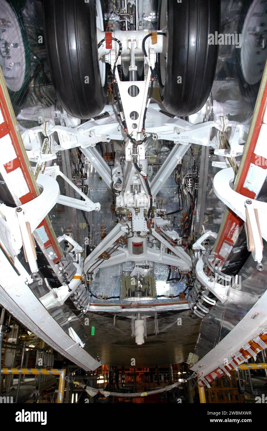 Il punto di attacco anteriore viene installato su Discovery per collegare il serbatoio esterno per STS-114, la missione di ritorno al volo. La finestra di lancio è dal 12 maggio al 3 giugno 2005. Foto Stock