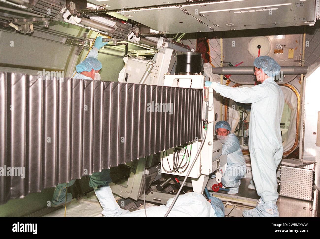 KENNEDY SPACE CENTER, FLA. -- i lavoratori all'interno del Multi-Purpose Logistics Module Leonardo controllano l'installazione di un rack da laboratorio all'interno del Multi-Purpose Logistics Module Leonardo. Il modulo pressurizzato è il primo dei tre che serviranno come "furgoni mobili" della stazione spaziale Internazionale, trasportando rack da laboratorio pieni di attrezzature, esperimenti e forniture da e verso la stazione spaziale a bordo dello Space Shuttle. Lungo circa 21 piedi e di 15 piedi di diametro, Leonardo sarà lanciato nella missione Shuttle STS-102 1 marzo 2001. Su quel volo, Leonardo sarà riempito di equipaggiamento A. Foto Stock