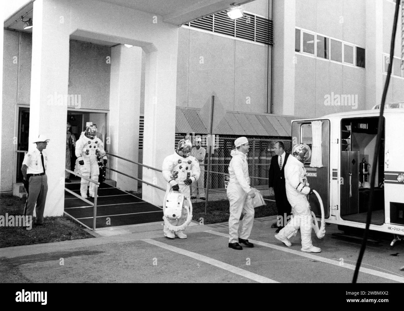 KENNEDY SPACE CENTER, FLA. -- gli astronauti dell'Apollo 7 entrano nel furgone di trasferimento, che li trasporta al Launch Complex 34 di Cape Kennedy e al loro veicolo spaziale Saturn IB che è decollato alle 11 03 EDT, 11 ottobre 1968. Il primo ad entrare nel furgone fu Donn F. Eisele, pilota modulo di comando, seguito da Walter Cunningham, pilota modulo lunare, e Walter M. Schirra Jr., comandante dell'Apollo 7. I piloti spaziali sono programmati per orbitare intorno alla Terra per 11 giorni, raccogliendo informazioni per futuri viaggi lunari diretti dalla National Aeronautics and Space Administration. Foto Stock