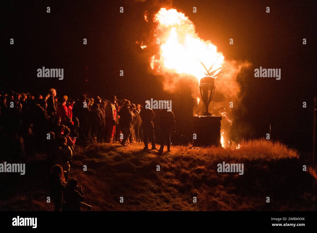 Burghead, Moray, Regno Unito. 11 gennaio 2024. Questo è il Burning of the Clavie, un festival del fuoco unico di Burghead, che saluta il nuovo anno. Il significato dell'11 gennaio risale agli anni '1750, quando il calendario Giuliano fu riformato in Gran Bretagna. Crediti: JASPERIMAGE/Alamy Live News Foto Stock