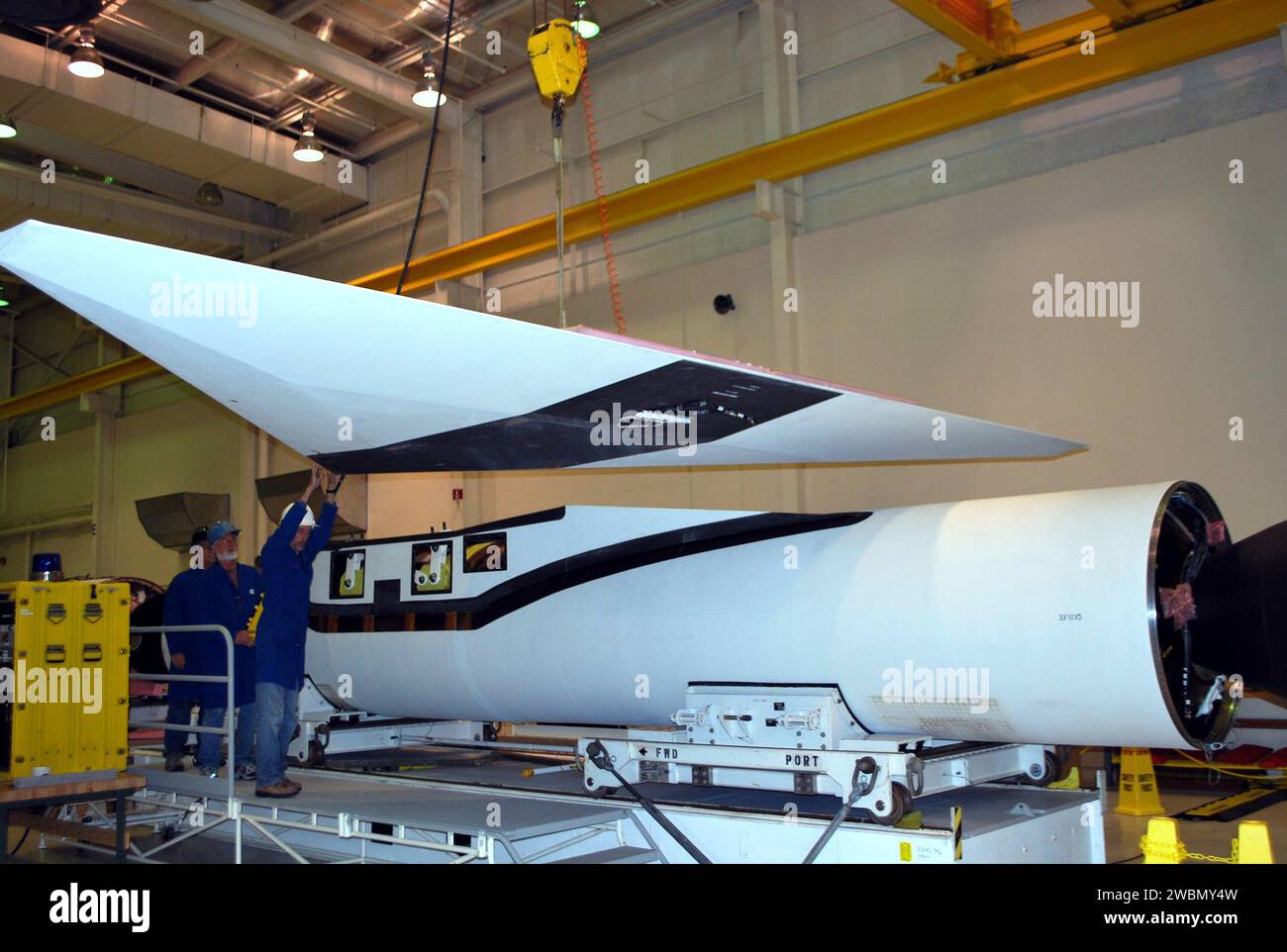 I tecnici della Vandenberg Air Force base condussero un secondo controllo di filetto e ala sul razzo Pegasus XL, che lancerà il telescopio a raggi X NuSTAR per studiare buchi neri, resti di supernova, raggi cosmici e fisica stellare estrema dall'atollo di Kwajalein. Foto Stock