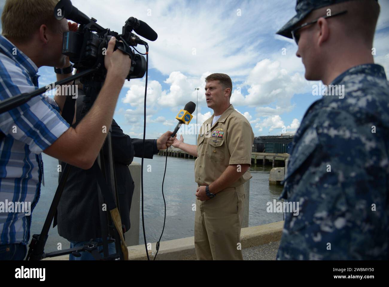 I media e i partecipanti sociali della NASA vedono le operazioni di recupero della Orion e visitano la USS Arlington alla base navale di Norfolk in Virginia il 15 agosto 2013. Parte del trasferimento batch dell'immagine da Flickr. Foto Stock