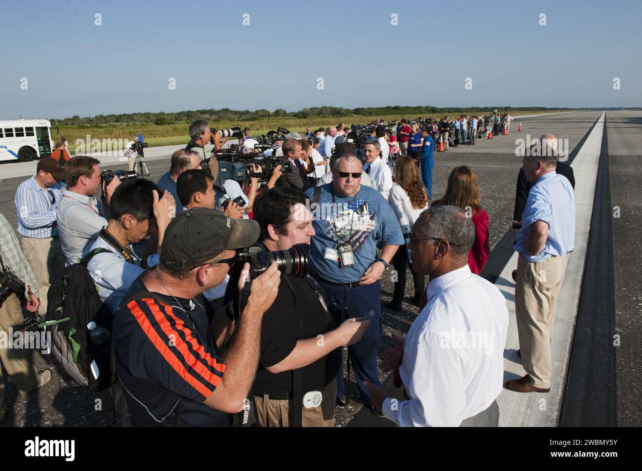 CAPE CANAVERAL, Ban. -- sulla pista Shuttle Landing Facility al Kennedy Space Center della NASA in Florida, intervista mediatica all'amministratore della NASA Charlie Bolden dopo l'atterraggio e il ritorno finale dello shuttle Atlantis dallo spazio alle 5:57 EDT 21 luglio 2011. Assicurandosi il posto della flotta dello Space Shuttle nella storia, l'Atlantis segna il 26° atterraggio notturno del programma Space Shuttle della NASA e il 78° atterraggio a Kennedy. Atlantis e il suo equipaggio hanno consegnato alla stazione spaziale Internazionale il modulo logistico polivalente Raffaello con oltre 9.400 libbre di pezzi di ricambio, attrezzature e supp Foto Stock