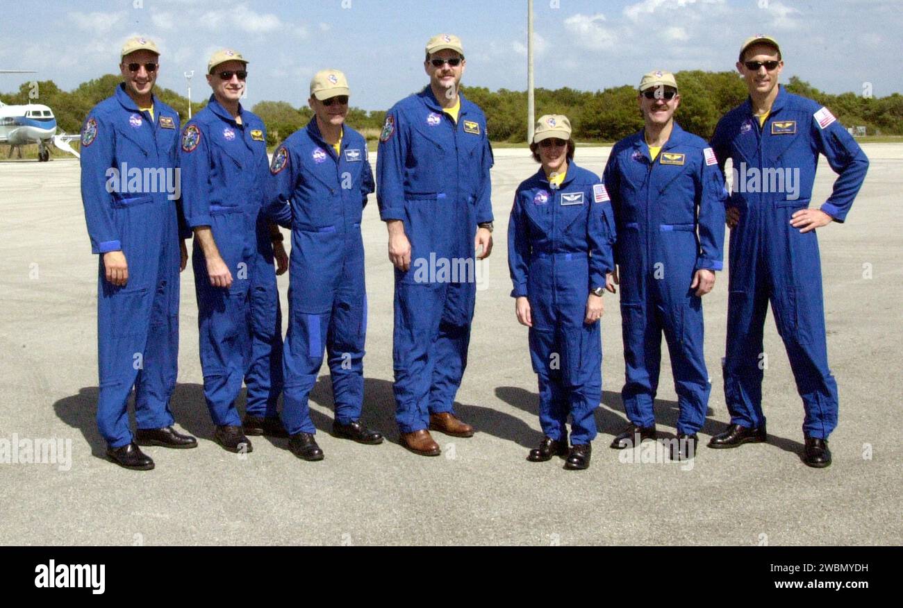 KENNEDY SPACE CENTER, FLA. - L'equipaggio della STS-109 si pone alla Cape Canaveral Air Force Station Skid Strip prima di partire per Houston. L'equipaggio è tornato al KSC a bordo del Columbia il 12 marzo dopo una missione di 11 giorni al servizio del telescopio spaziale Hubble. Da sinistra a destra ci sono gli specialisti missione Michael Massimino e Richard Linnehan; il pilota Duane Carey; il comandante Scott Altman; e gli specialisti missione Nancy Currie, John Grunsfeld e James Newman. Grunsfeld era Payload Commander nella missione Foto Stock