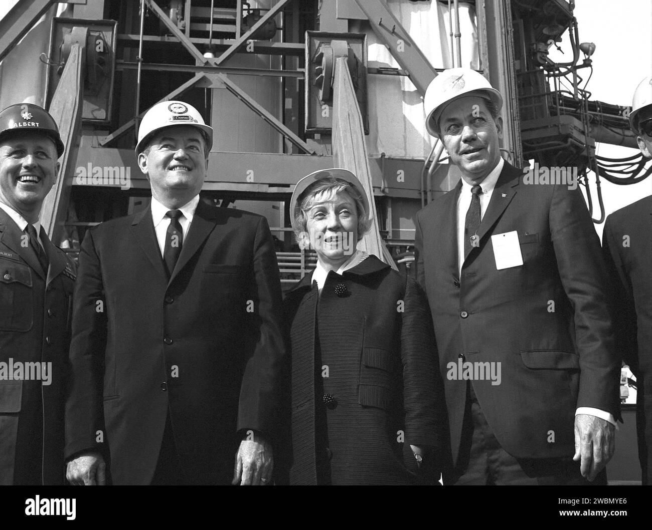Il vicepresidente Hubert H. Humphrey visitò Cape Kennedy, Florida, visitando il Kennedy Space Center per osservare le strutture e le operazioni relative alle attività spaziali degli Stati Uniti. Foto Stock