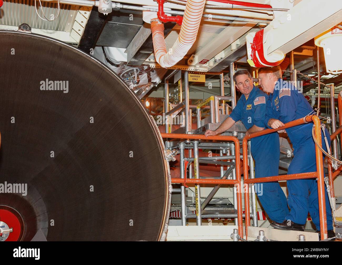 I membri dell'equipaggio della STS-114 visitano l'Orbiter Processing Facility presso il Kennedy Space Center per ispezionare la Discovery e il suo motore appena installato. Il lancio di Discovery è previsto tra il 12 maggio e il 3 giugno 2005. Foto Stock