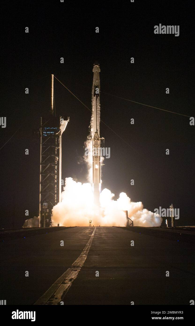 La missione SpaceX Crew-1 è stata lanciata il 15 novembre 2020 con Falcon 9 e Crew Dragon che trasportano gli astronauti Hopkins, Glover, Walker e l'astronauta JAXA Noguchi sulla ISS per una rotazione di sei mesi. Foto Stock