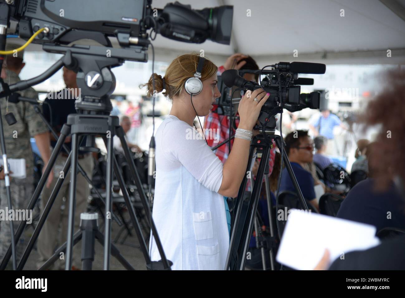I media e i partecipanti sociali della NASA vedono le operazioni di recupero della Orion e visitano la USS Arlington alla base navale di Norfolk in Virginia il 15 agosto 2013. Parte del trasferimento batch dell'immagine da Flickr. Foto Stock