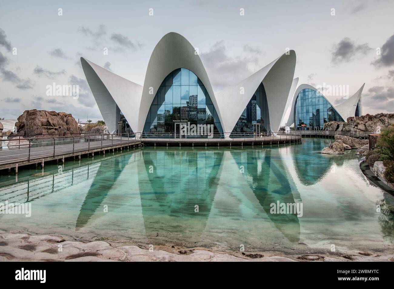 Il moderno ristorante Submarino all'interno del Museo Oceanografico con la sua architettura riflessa nell'acqua, Valencia, Spagna Foto Stock
