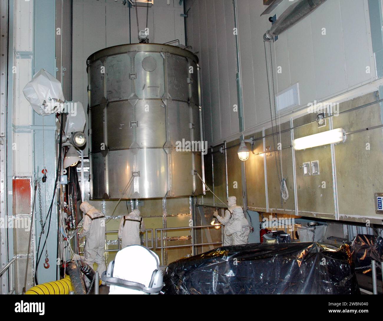 KENNEDY SPACE CENTER, FLA. - All'interno della torre di servizio mobile sul Launch Pad 17-A , Cape Canaveral Air Force Station, Ban., la parte superiore del contenitore per il trasporto viene allontanata dopo essere stata sollevata dalla navicella spaziale Swift (in basso a destra). Primo osservatorio a lunghezze d'onda multiple del suo genere dedicato allo studio della scienza della raffica di raggi gamma (GRB), i tre strumenti di Swift lavoreranno insieme per osservare i GRB e i retroillumini nelle lunghezze d'onda gamma, raggi X, ultravioletti e ottiche. Si prevede di osservare più di 200 raffiche di raggi gamma - lo studio più completo dei retroglossi GRB fino ad oggi - du Foto Stock