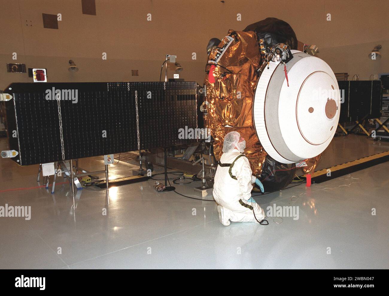 La navicella Genesis è esposta allo Space Assembly and Encapsulation Facility-2 prima del suo lancio su un razzo Boeing Delta II il 30 luglio, alle 12:36 PM EDT. Genesis raccoglierà ioni ed elementi del vento solare e li riporterà sulla Terra per studiare la composizione del Sole e l'origine del sistema solare. Il Jet Propulsion Laboratory della NASA gestisce il progetto, e Lockheed Martin ha costruito la navicella spaziale. Foto Stock