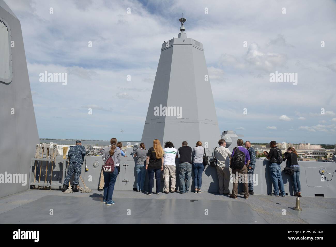 I media e i partecipanti sociali della NASA vedono le operazioni di recupero della Orion e visitano la USS Arlington alla base navale di Norfolk in Virginia il 15 agosto 2013. Parte del trasferimento batch dell'immagine da Flickr. Foto Stock