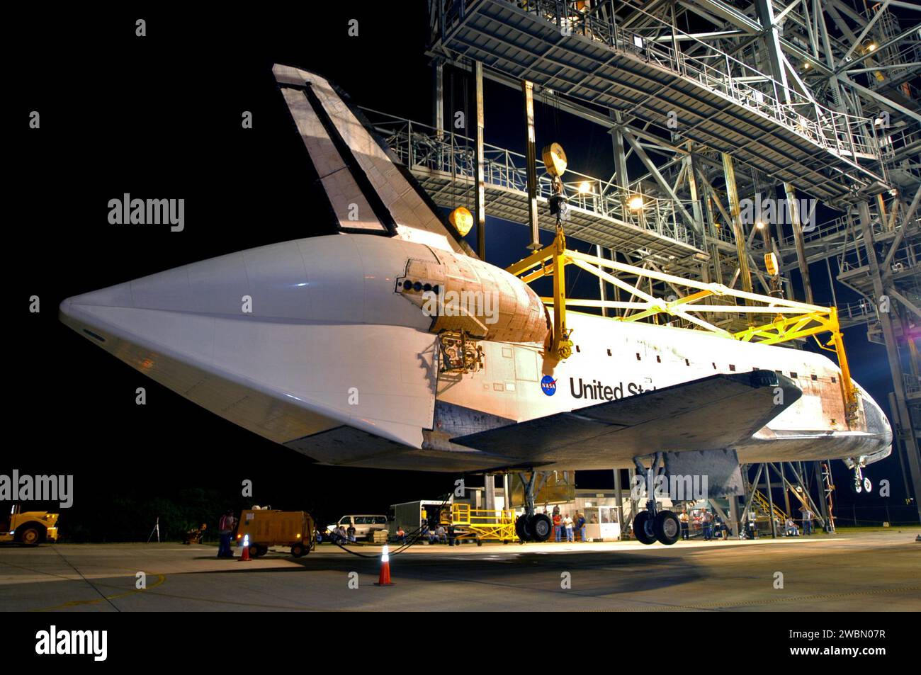 Le ruote della Discovery sono abbassate presso lo Shuttle Landing Facility dopo il volo in traghetto da Edwards AFB, e viene trainata verso l'OPF per scaricare MPLM Raffaello dalla STS-114. Foto Stock
