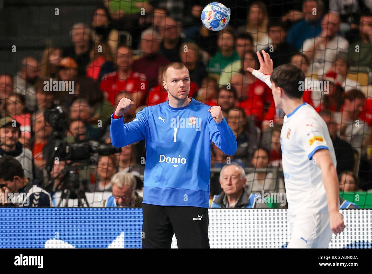 Olympiahalle Monaco di Baviera, München giovedì 11 gennaio 2024 GARA PRELIMINARE EHF EURO 2024 - GRUPPO F Danimarca - Repubblica Ceca contro il portiere Tomas Mrkva (Repubblica Ceca) jubelt Foto Stock