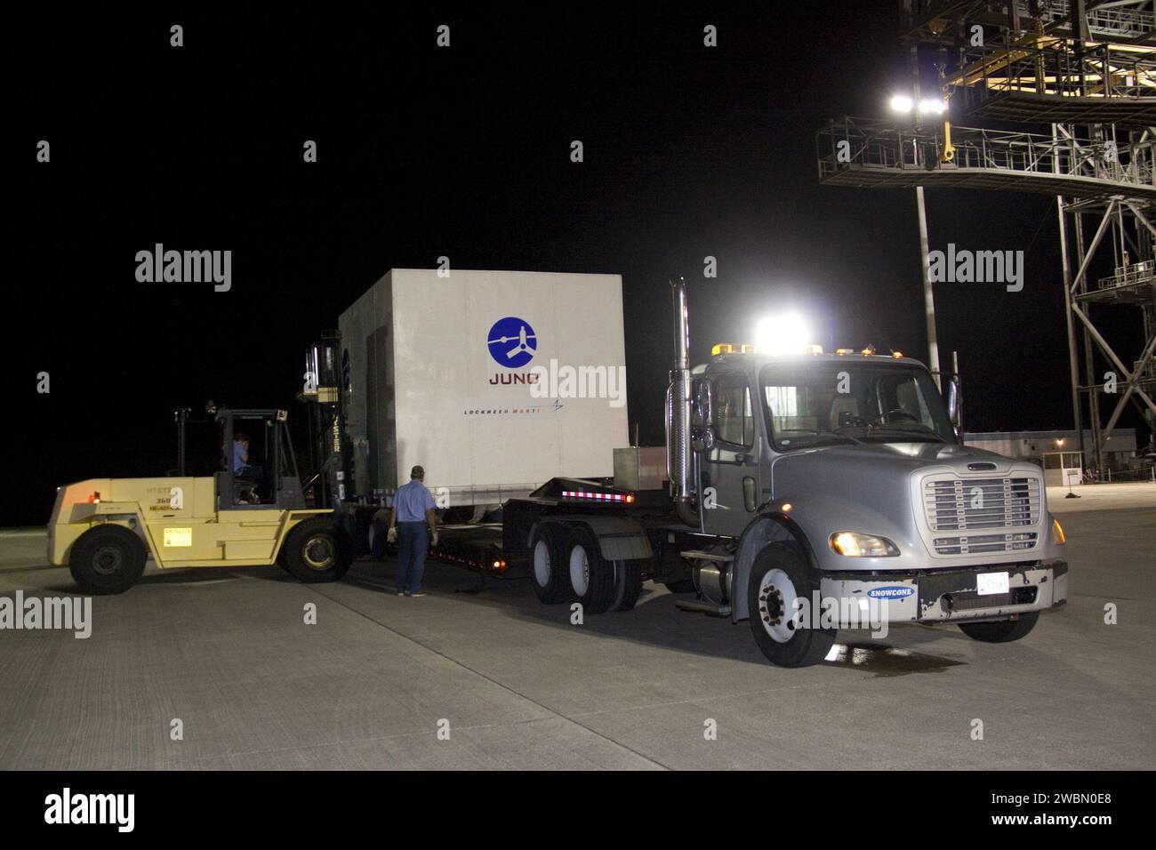 I lavoratori caricarono il container della NASA Juno su un camion presso lo Shuttle Landing Facility del Kennedy Space Center in Florida per il trasporto ad Astrotech a Titusville, preparando la navicella a energia solare per il lancio per studiare i pali di Giove 33 volte e indagare sulla sua struttura, atmosfera, magnetosfera e possibile nucleo solido. Foto Stock
