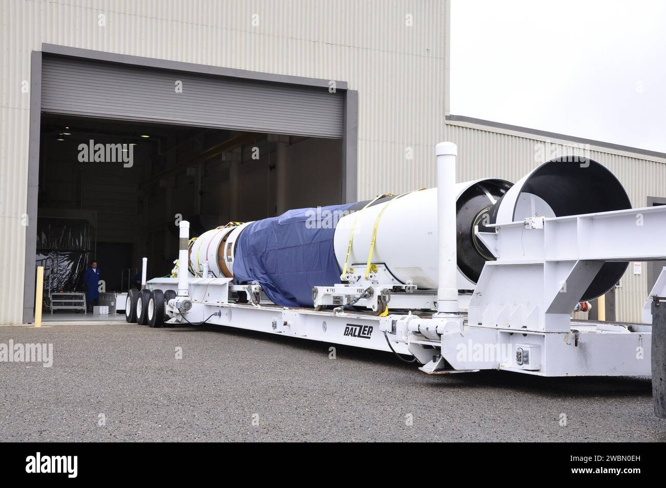 Gli stadi del razzo Pegasus XL per la missione NuSTAR furono spostati all'interno della Vandenberg Air Force base per l'elaborazione di veicoli spaziali prima di essere portati all'atollo di Kwajalein per il lancio, supportando un telescopio a raggi X ad alta energia per studiare buchi neri, resti di supernova, raggi cosmici e fisica astrofisica estrema. Foto Stock