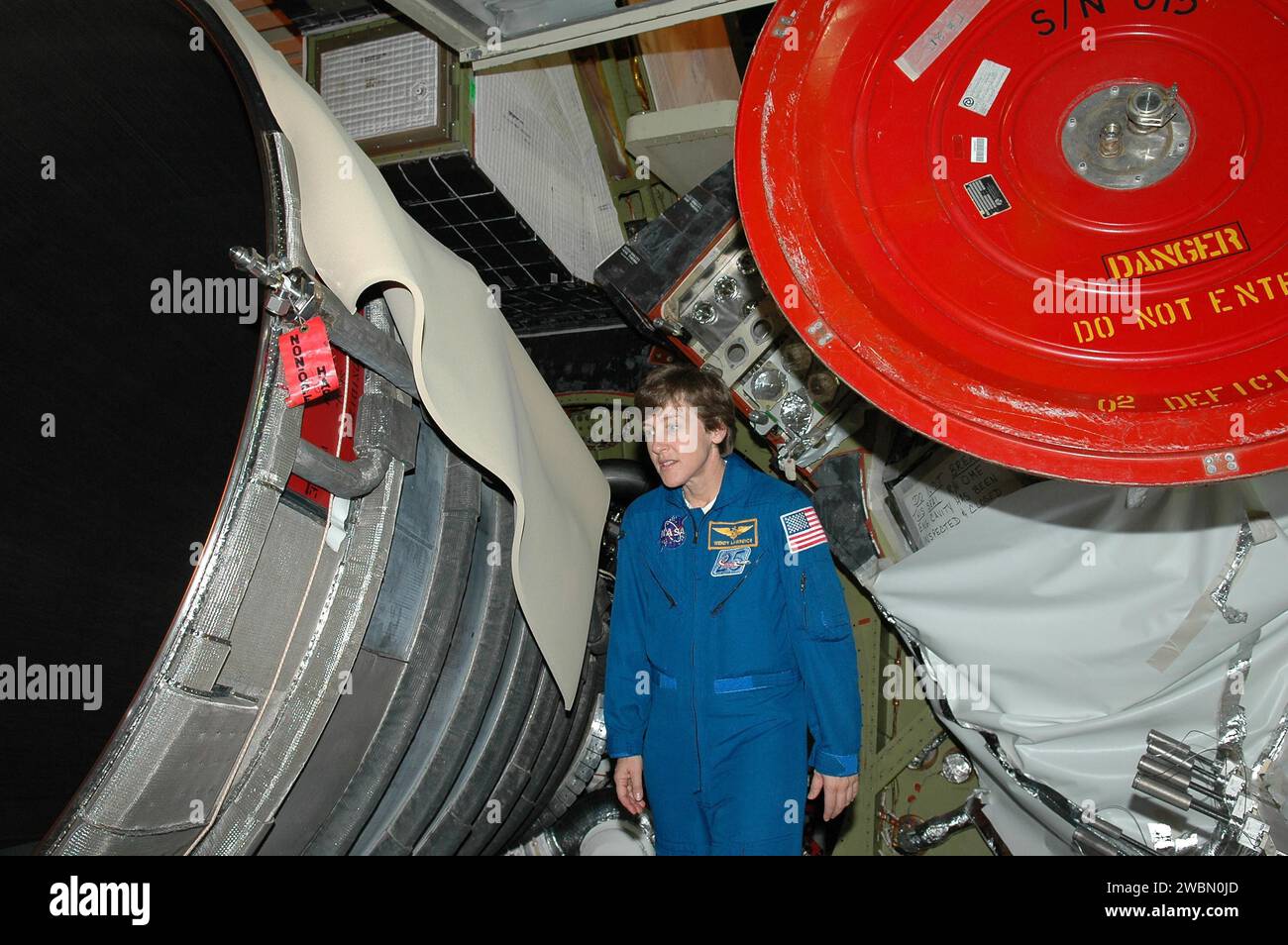 La specialista missione STS-114 Wendy Lawrence ispeziona i motori principali appena installati sullo Space Shuttle Discovery presso la struttura di elaborazione Orbiter del Kennedy Space Center prima della sua finestra di lancio prevista dal 12 maggio al 3 giugno 2005. Foto Stock