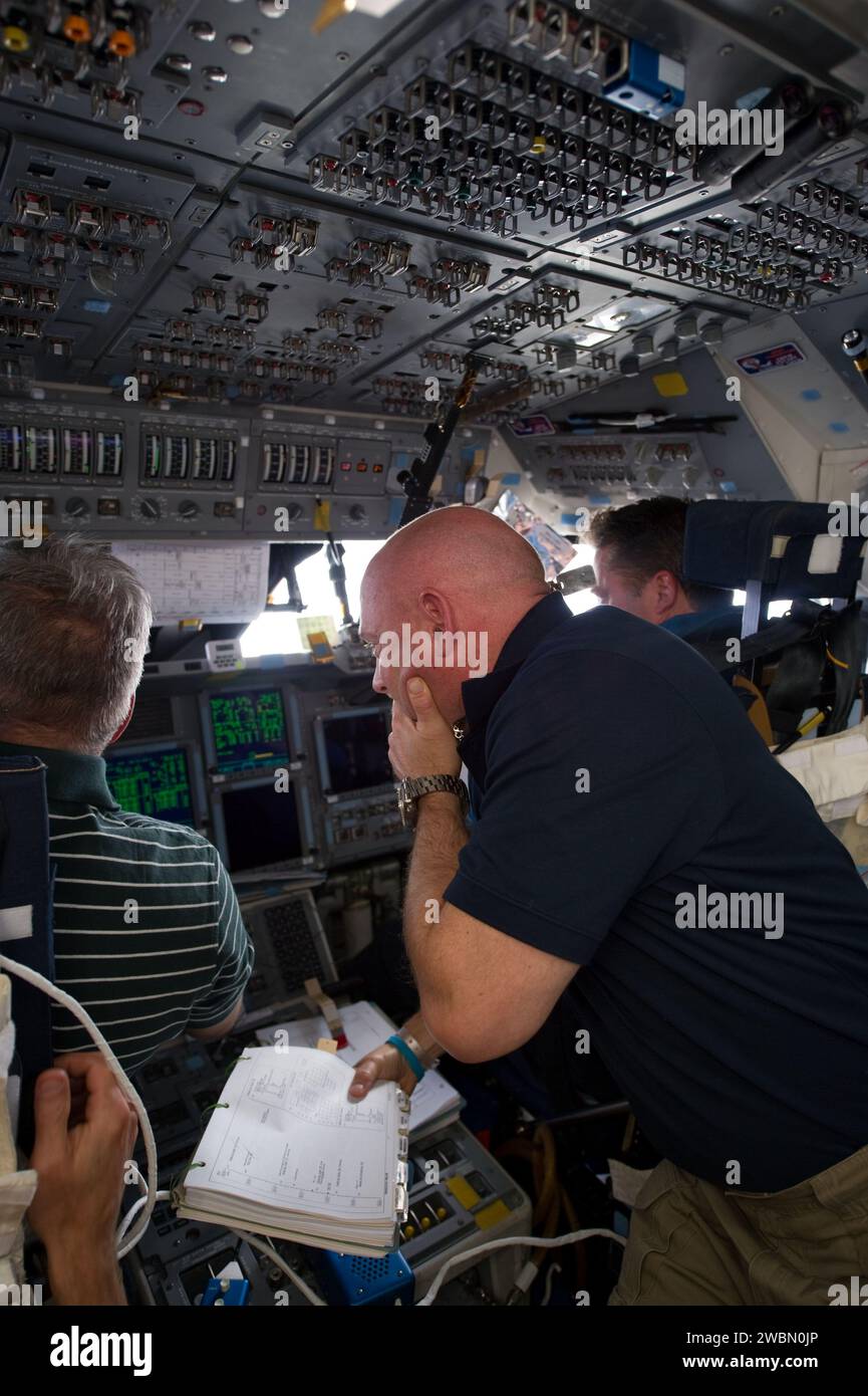 S134-e-006894 (18 maggio 2011) --- gli astronauti della NASA Mark Kelly (a destra), comandante STS-134; e Greg H. Johnson (a sinistra), pilota; insieme all'astronauta dell'Agenzia spaziale europea Roberto Vittori, specialista della missione, sono raffigurati sul ponte di volo anteriore dello Space Shuttle Endeavour durante le operazioni di rendezvous e attracco con la stazione spaziale Internazionale il terzo giorno di volo. Foto Stock