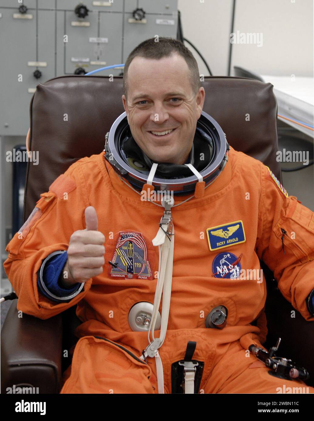 Lo specialista di missione STS-119 Richard Arnold si prepara al lancio indossando la sua tuta di lancio e di ingresso nell'Operations and Checkout Building presso il Kennedy Space Center della NASA, in Florida, prima del decollo del Discovery il 15 marzo 2009. Foto Stock