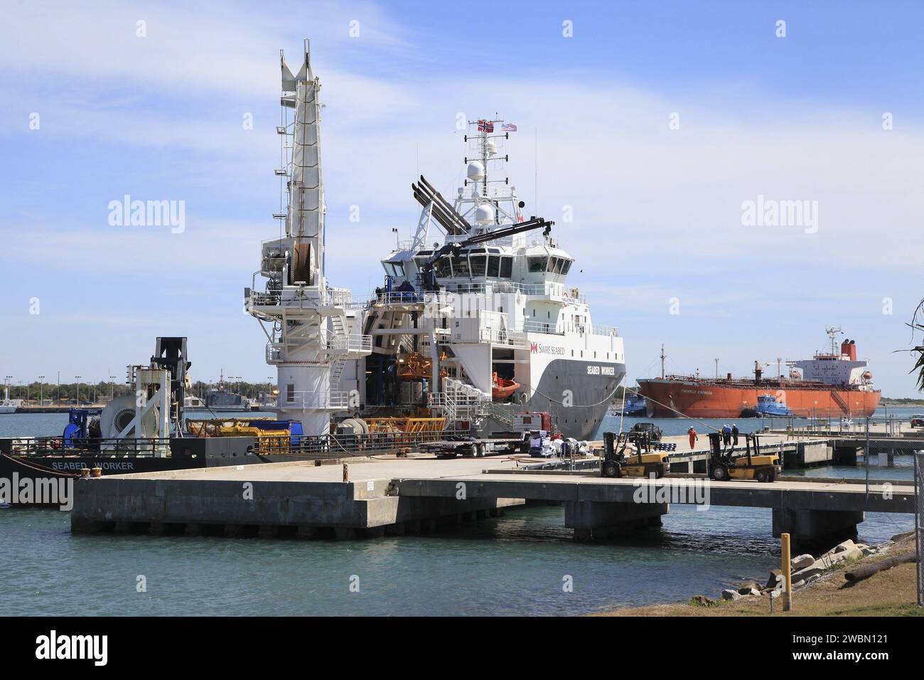 Due motori F-1 dei razzi Saturn V che supportavano le missioni Apollo Moon della NASA furono recuperati da 14.000 piedi sott'acqua nell'Oceano Atlantico e trasportati a Port Canaveral per il restauro e la visualizzazione pubblica. Foto Stock