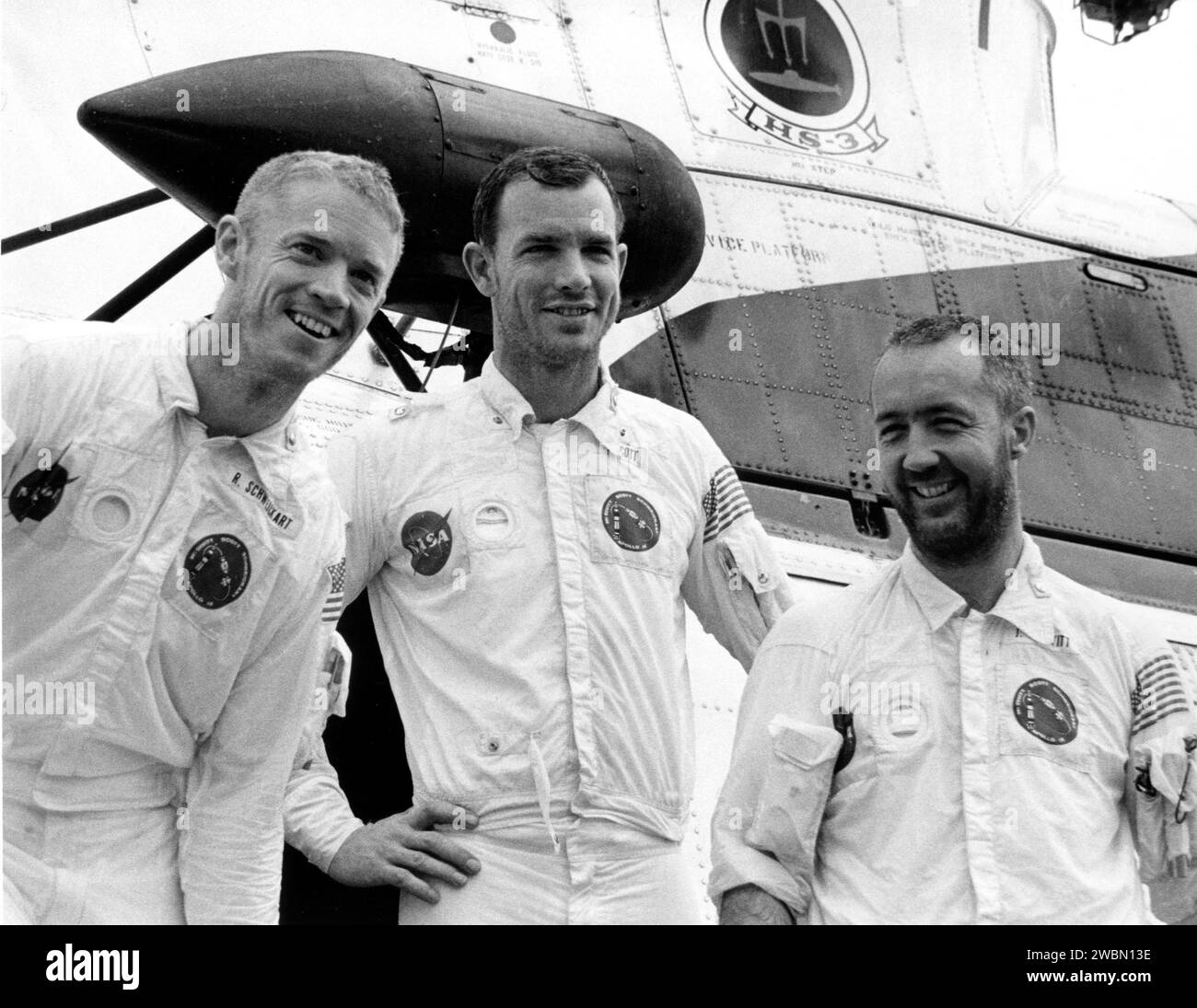 KENNEDY SPACE CENTER, FLA. -- barbuti e sorridenti, astronauti dell'Apollo 9, da sinistra a destra, Russell L. Schweickart, David R. Scott e James A. McDivitt, si fermano davanti all'elicottero di recupero, che li ha portati a breve distanza dal punto d'impatto della loro navicella fino alla USS Guadalcanal, nave di recupero primaria importanza. Oggi sono precipitati a meno di otto miglia dal Guadalcanal, 780 miglia nautiche a sud-est di Cape Kennedy. Gli astronauti sono rientrati all'inizio della loro 152a orbita terrestre dopo un volo da manuale che ha verificato un modulo spaziale lunare. Era simile a quella che è la terra Foto Stock