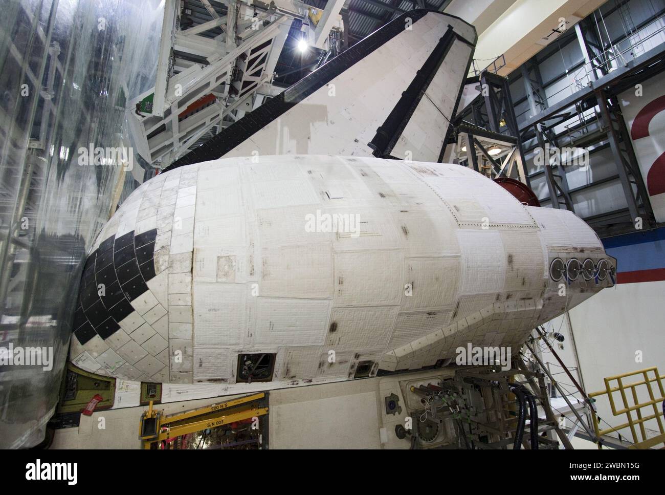 CAPE CANAVERAL, Ban. – All’interno dell’Orbiter Processing Facility-2 al Kennedy Space Center della NASA in Florida, è possibile vedere uno dei due pod del sistema di manovra orbitale (OMS) dello shuttle Atlantis. Le piattaforme di accesso di grandi dimensioni vengono spostate in posizione intorno ad Atlantis in preparazione alla rimozione del pod OMS sinistro. Il lavoro fa parte della transizione e del processo di pensionamento dello Shuttle Atlantis del programma Space Shuttle. Le cialde OMS saranno inviate al White Sands Space Harbor nel New Mexico dove saranno sottoposte a una completa demanutenzione e pulizia e poi restituite a Kennedy per la reinstallazione su Atlantis. Foto Stock